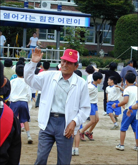 "나두 즐거워" 전교생과 교직원 참가한 250여명의 마을주민이 한마당에 모여 전통생활체조를 배우고 있다. 